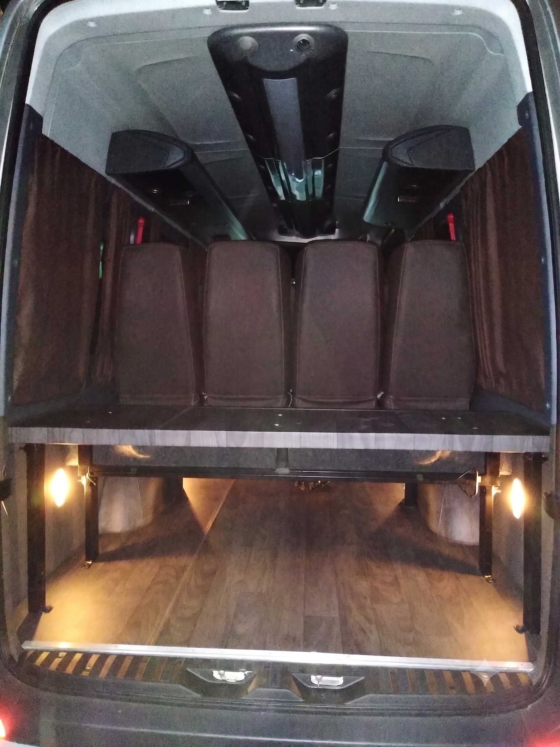 Van 01 — Exterior frontal