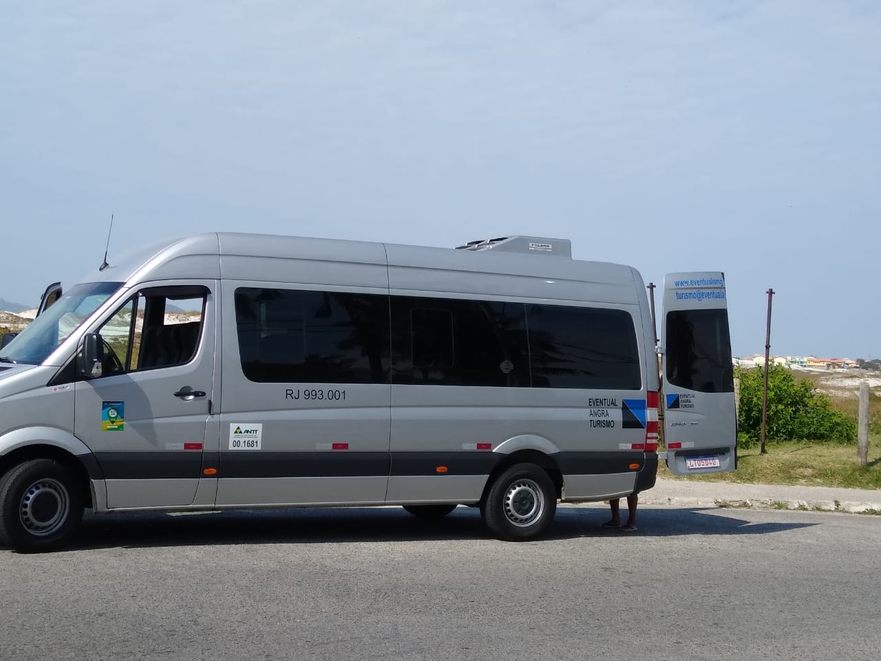 Van 01 — Exterior lateral