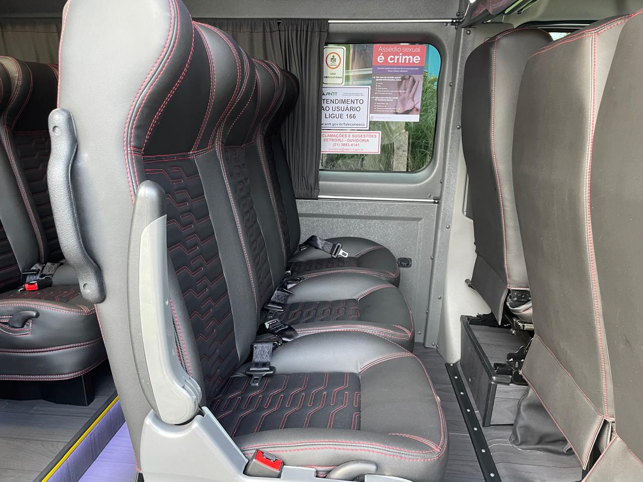 Van 02 — Interior detalhe